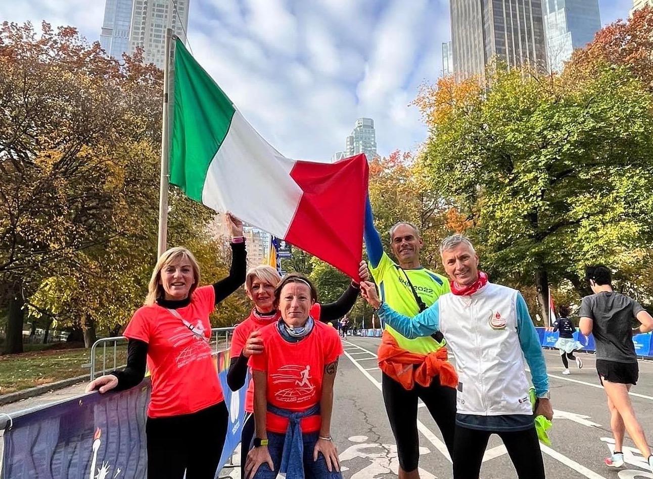 Copertina per A New York per il sogno Maratona, l'avventura di tre atleti di Romans